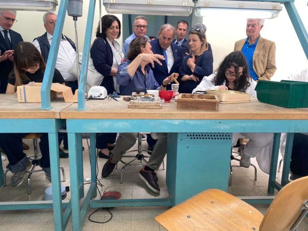 Torre del Greco, omaggio al preside Giuseppe Ciavolino: scoperto il busto al liceo artistico con la presenza del prefetto Di Bari