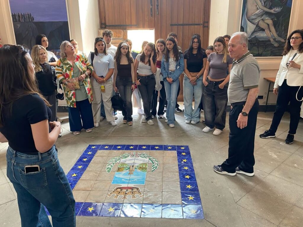 Torre del Greco, studenti spagnoli in visita al Palazzo Baronale: accoglienza tra cultura, storia e amicizia