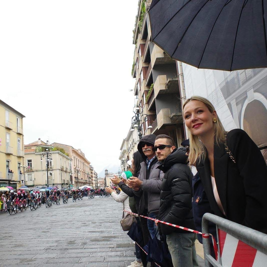 Avellino, il Giro d’Italia regala una nuova cartolina alla città La sindaca Nargi: “Una lunga storia d’amore con la carovana rosa”
