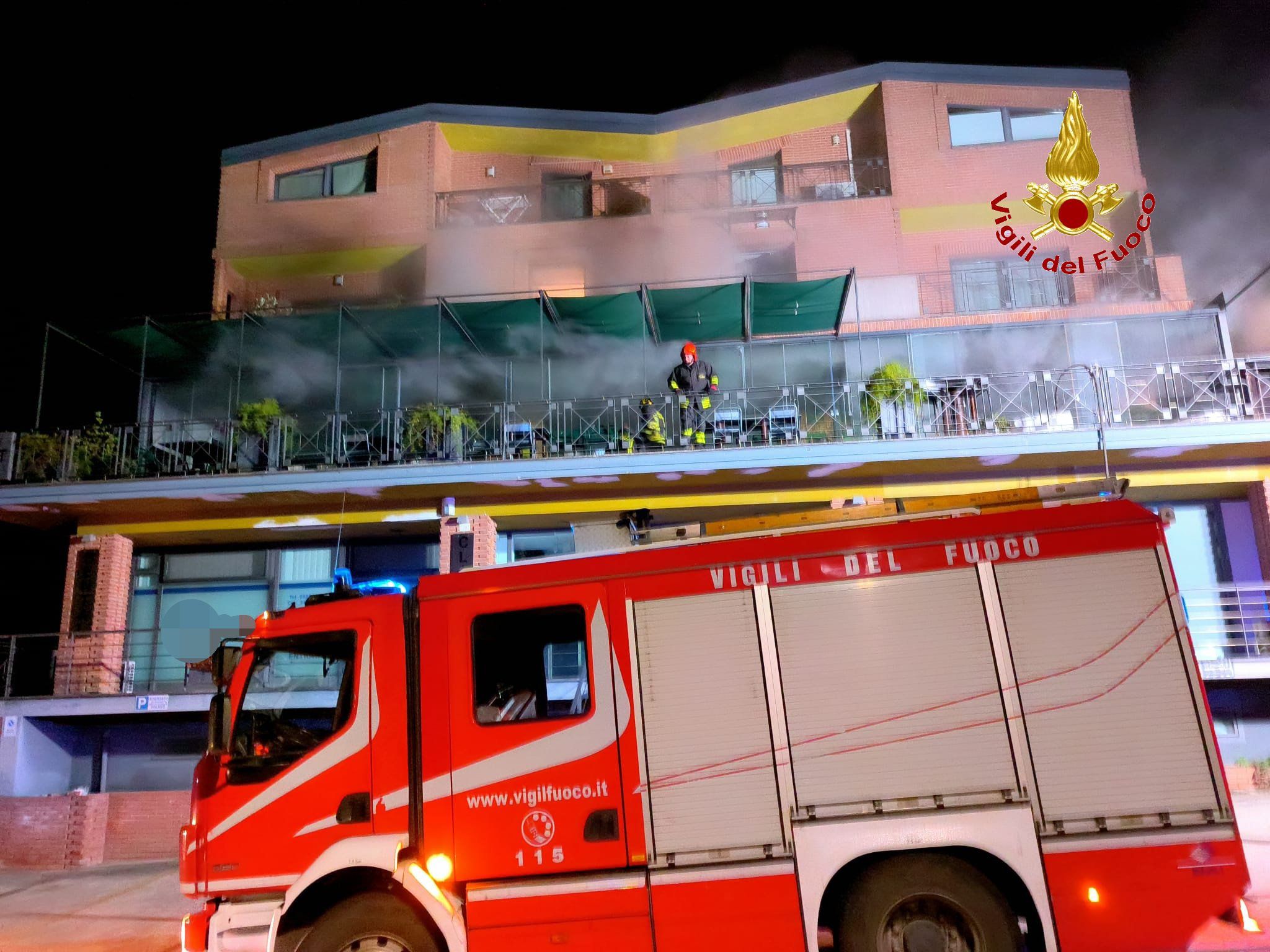 Notte di fuoco a Caiazzo: incendio in un ristorante, salvi residenti e struttura