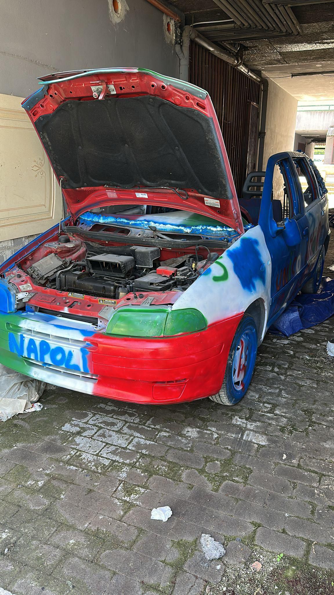 Asino travestito da mascotte del Napoli e armi nei circoli: blitz dei carabinieri tra Scampia e Forcella