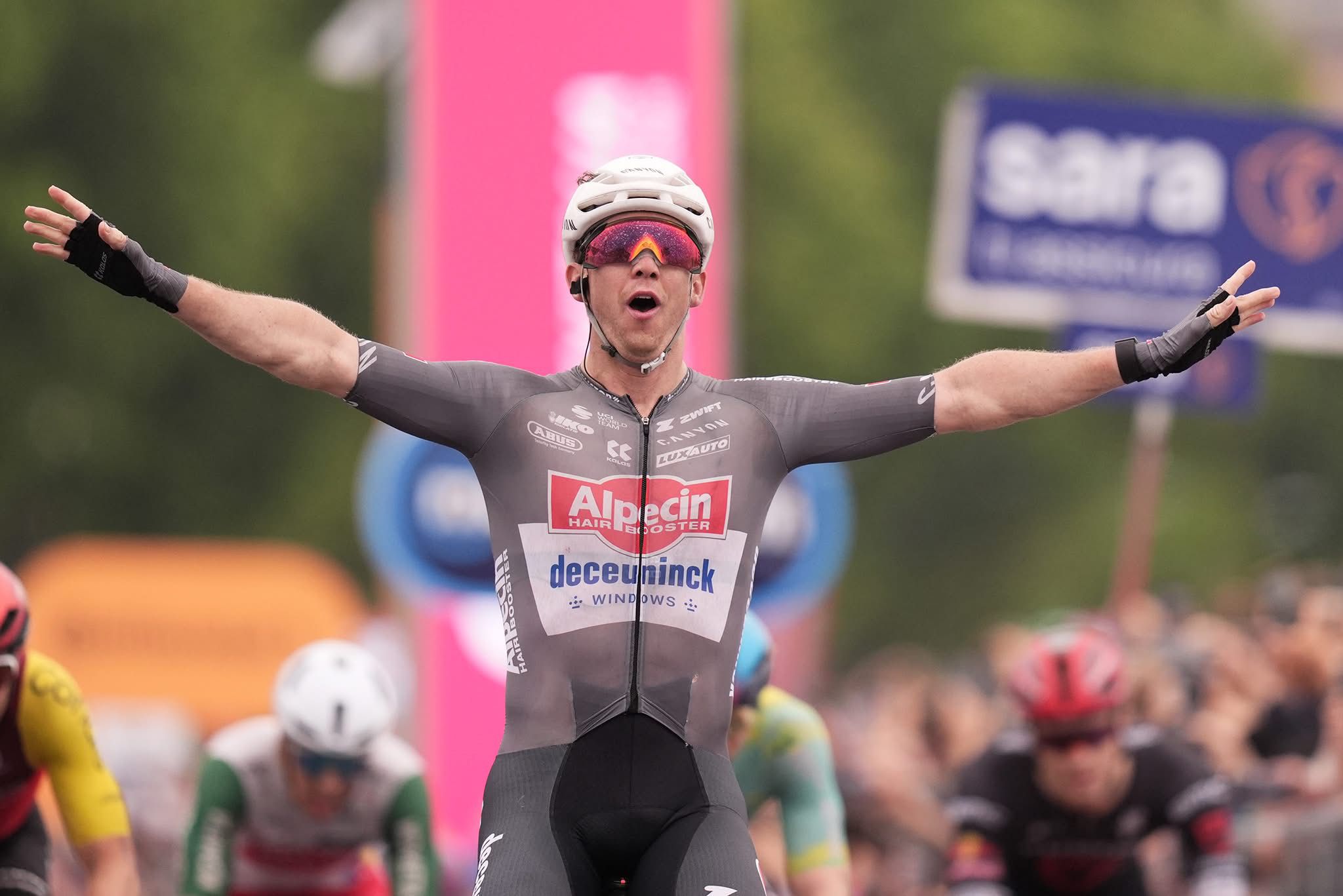 Giro d’Italia 2025, sesta tappa segnata da una maxi caduta: Groves vince a Napoli, Pedersen resta in maglia rosa