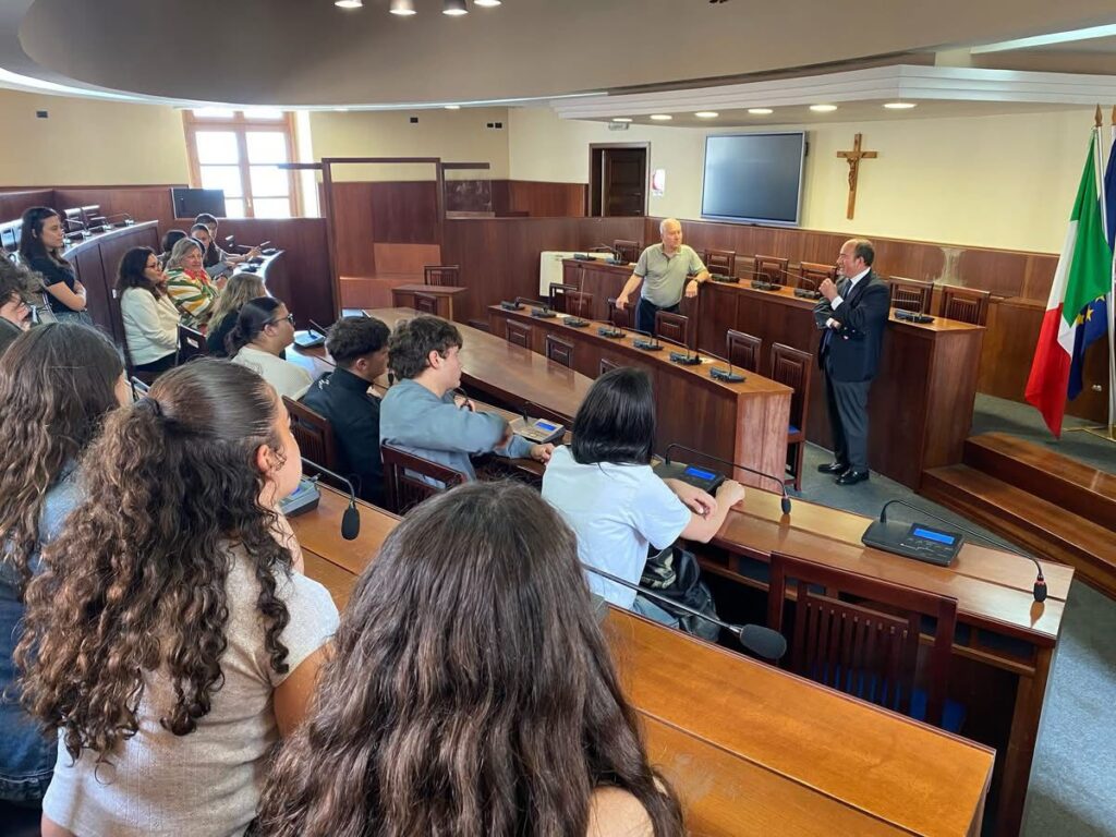 Torre del Greco, studenti spagnoli in visita al Palazzo Baronale: accoglienza tra cultura, storia e amicizia