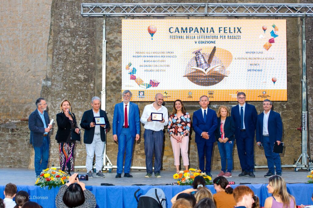 “Campania Felix. Festival della letteratura per ragazzi” Dal 21 al 22 Maggio studenti provenienti da tutta la Campania parteciperanno alla premiazione delle borse di studio, incontri con autori, atelier creativi, master class, faranno da giuria per scegliere il vincitore di Campania Felix. Letteratura Festival 2025