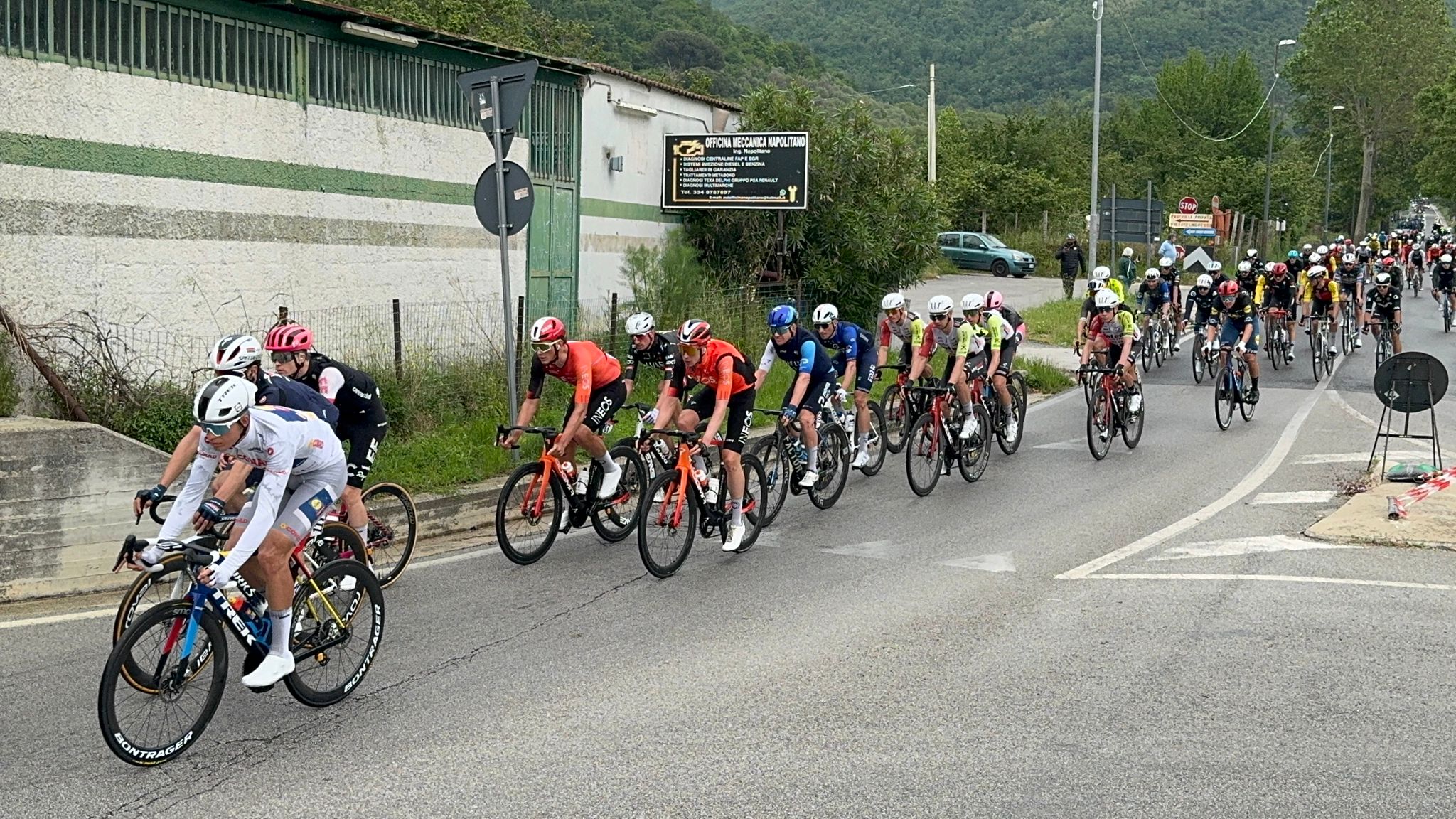 Giro d’Italia 2025, sesta tappa segnata da una maxi caduta: Groves vince a Napoli, Pedersen resta in maglia rosa