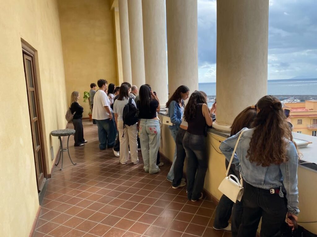 Torre del Greco, studenti spagnoli in visita al Palazzo Baronale: accoglienza tra cultura, storia e amicizia