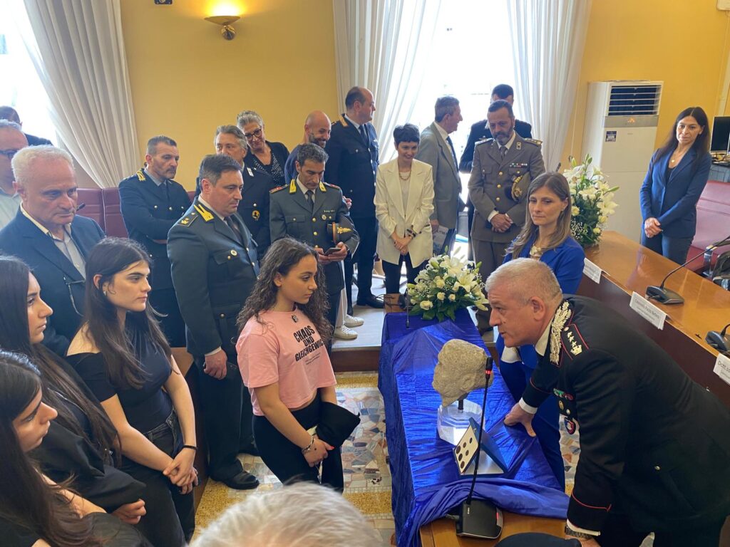 NOLA. Orgoglio e storia! Gli alunni del Carducci alla cerimonia di consegna del reperto archeologico