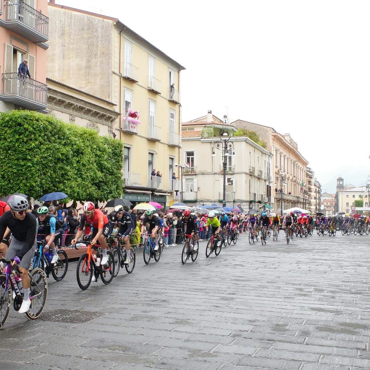 Avellino, il Giro d’Italia regala una nuova cartolina alla città La sindaca Nargi: “Una lunga storia d’amore con la carovana rosa”