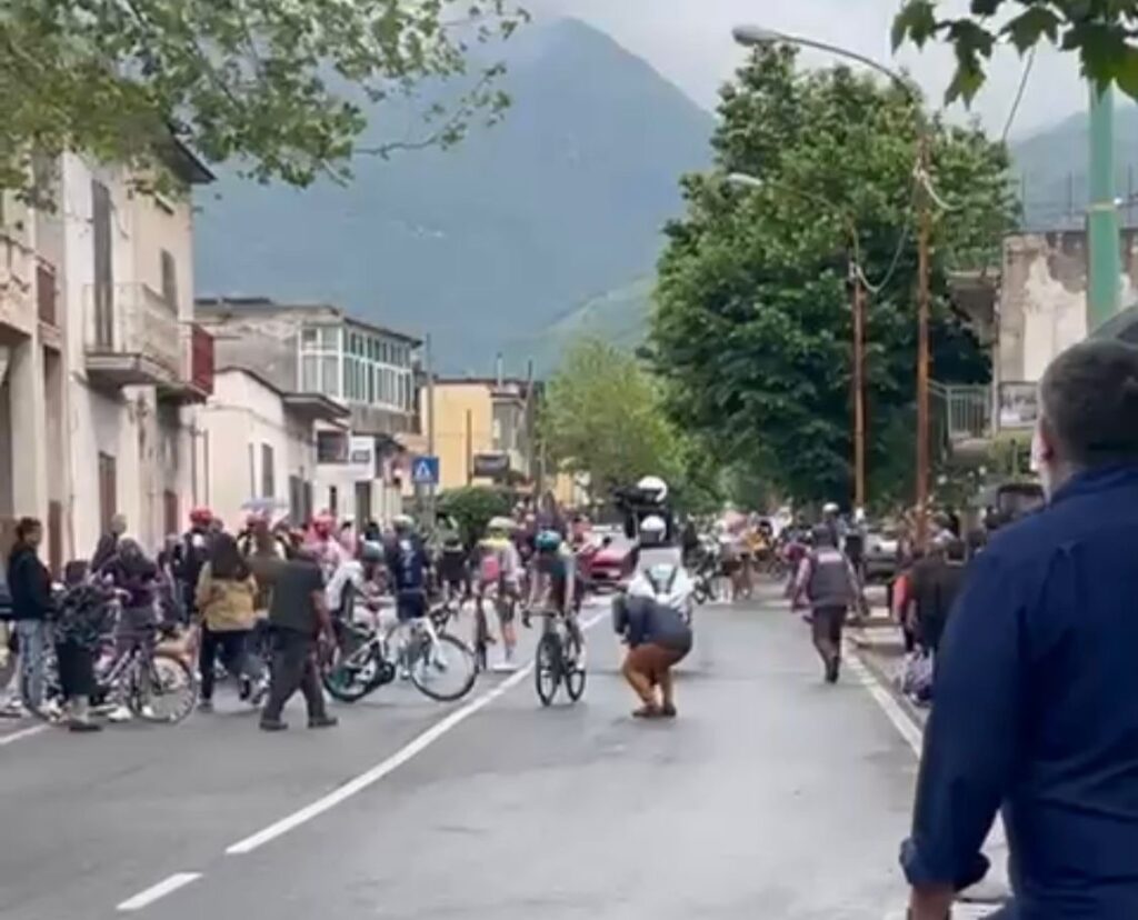 Baiano, rovinosa caduta al Giro d’Italia: coinvolta anche una spettatrice