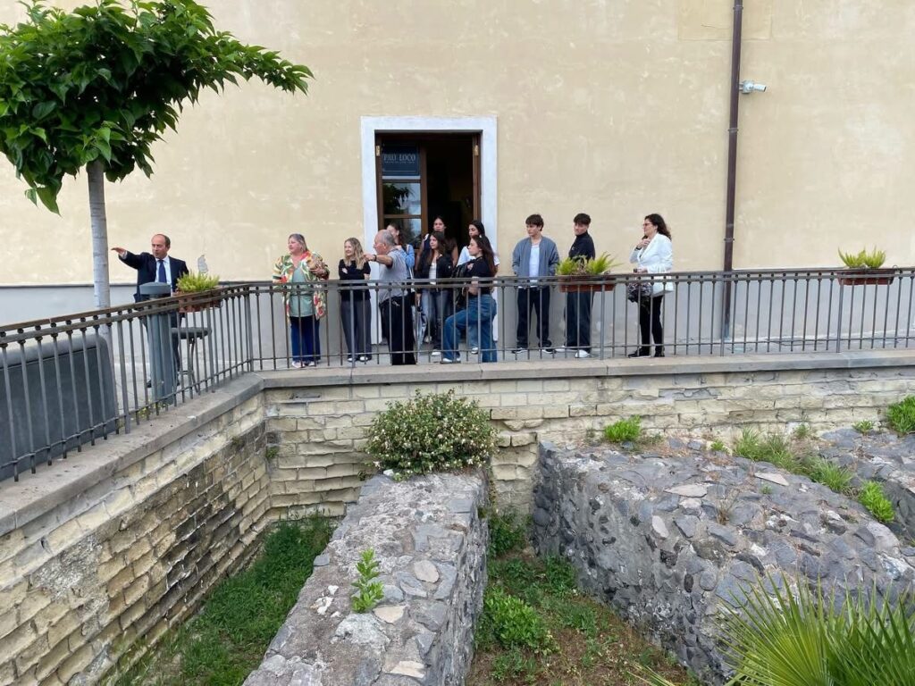 Torre del Greco, studenti spagnoli in visita al Palazzo Baronale: accoglienza tra cultura, storia e amicizia
