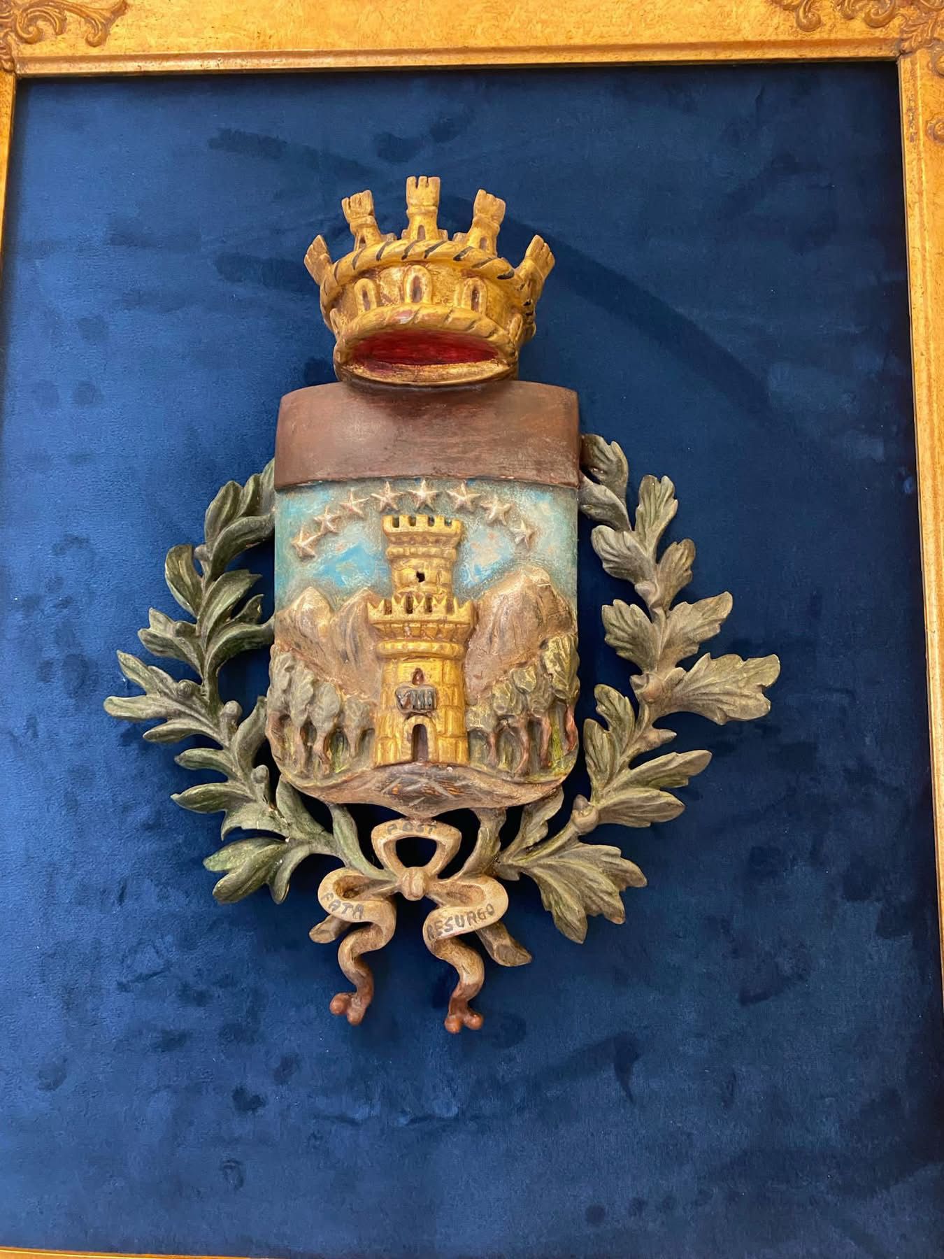 Torre del Greco, ritrovato un antico vessillo comunale: ora esposto nel Palazzo Baronale insieme alla nuova bandiera cittadina