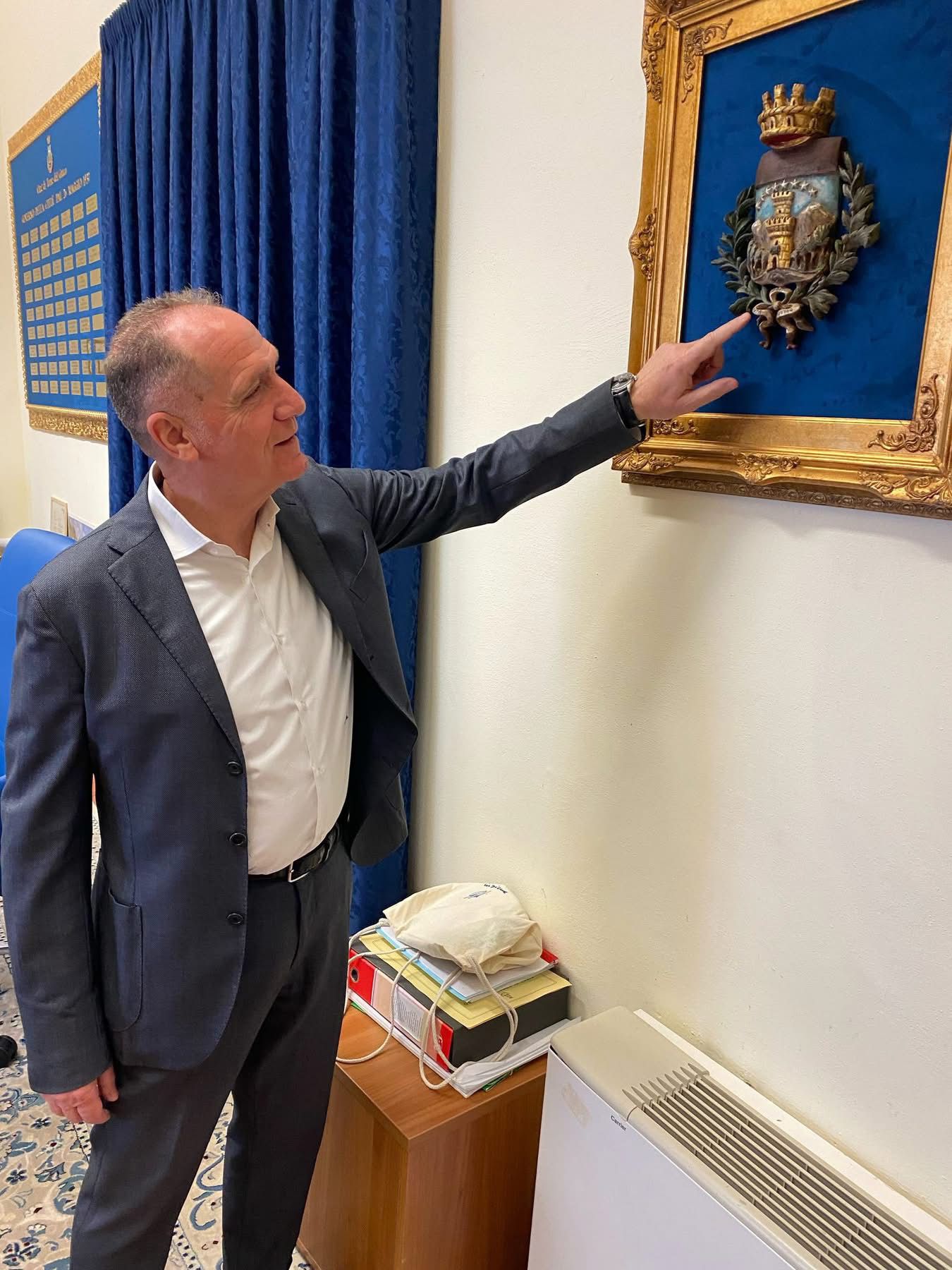 Torre del Greco, ritrovato un antico vessillo comunale: ora esposto nel Palazzo Baronale insieme alla nuova bandiera cittadina