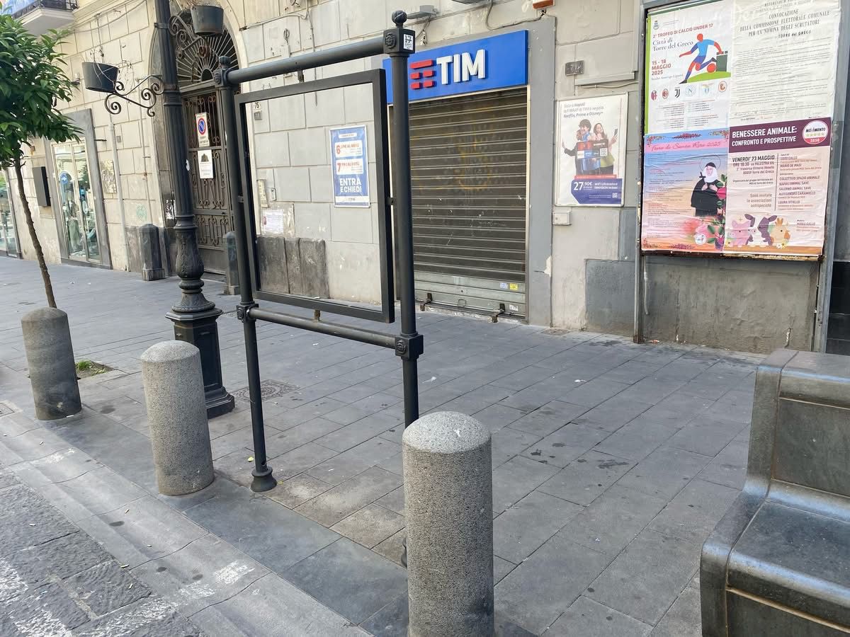 Raid vandalico in via Roma, sottratto un pannello decorativo: indignazione a Torre del Greco