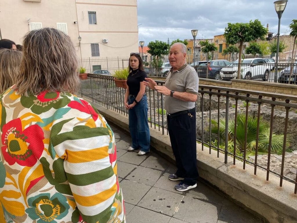 Torre del Greco, studenti spagnoli in visita al Palazzo Baronale: accoglienza tra cultura, storia e amicizia
