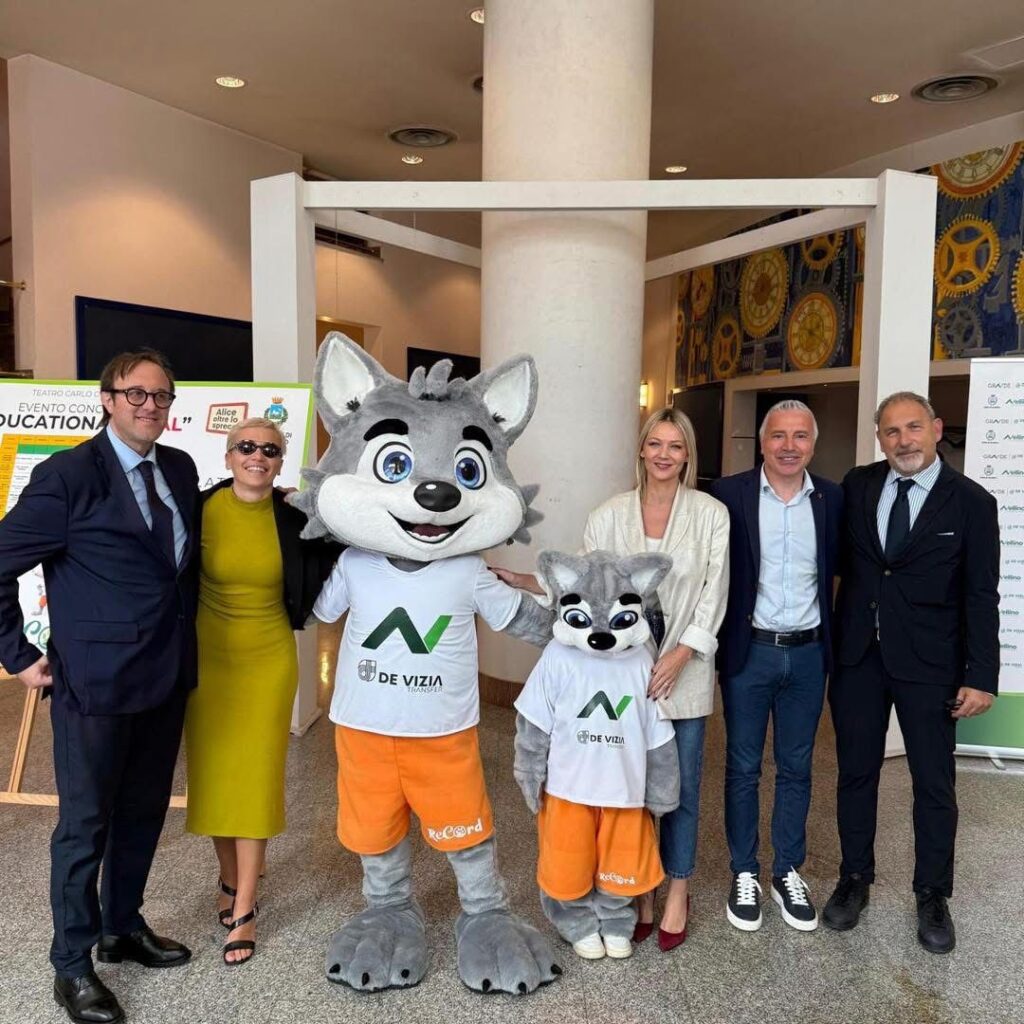 Al Gesualdo una lezione di ecologia per i più piccoli Con Record e Recordina e gli alunni delle scuole primarie, il teatro si riempie di entusiasmo e sostenibilità