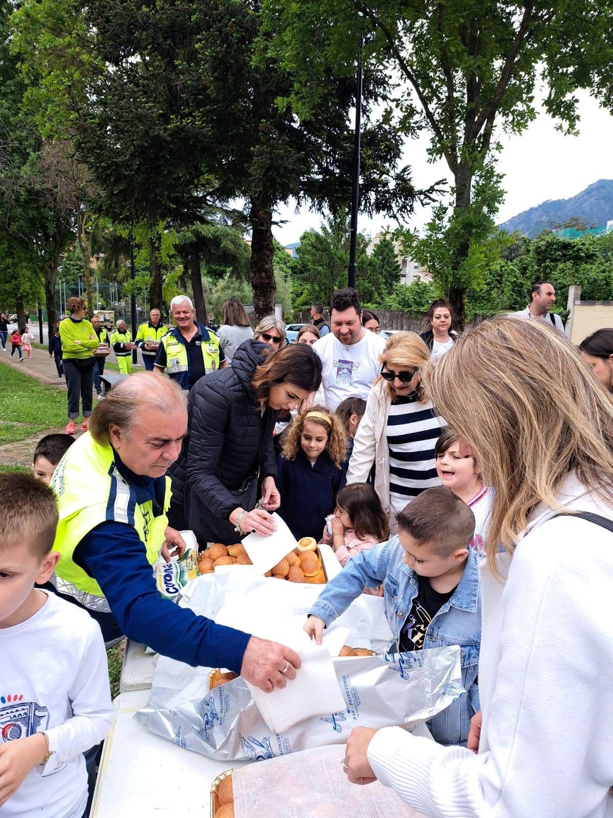 Baronissi, una passeggiata tra sorrisi e affetto per celebrare tutte le mamme.(Foto)