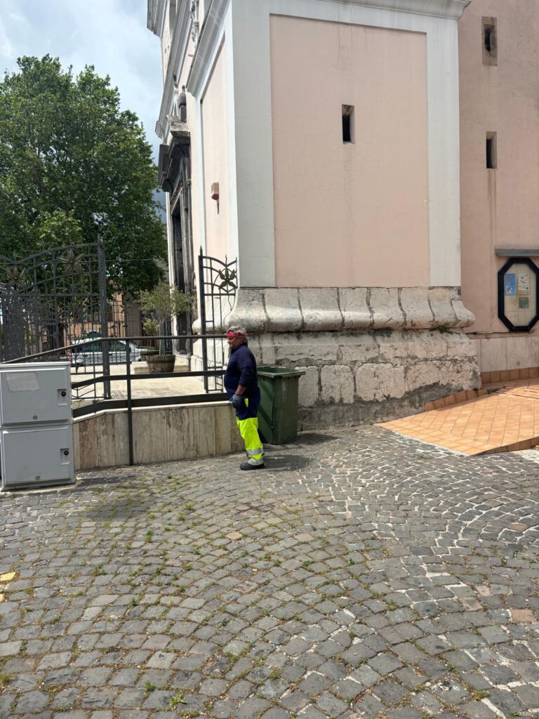 Pulizia straordinaria a Mugnano, l’assessore Litto:  «Chi sporca danneggia tutti».(Foto)