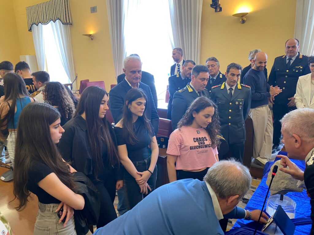 NOLA. Orgoglio e storia! Gli alunni del Carducci alla cerimonia di consegna del reperto archeologico