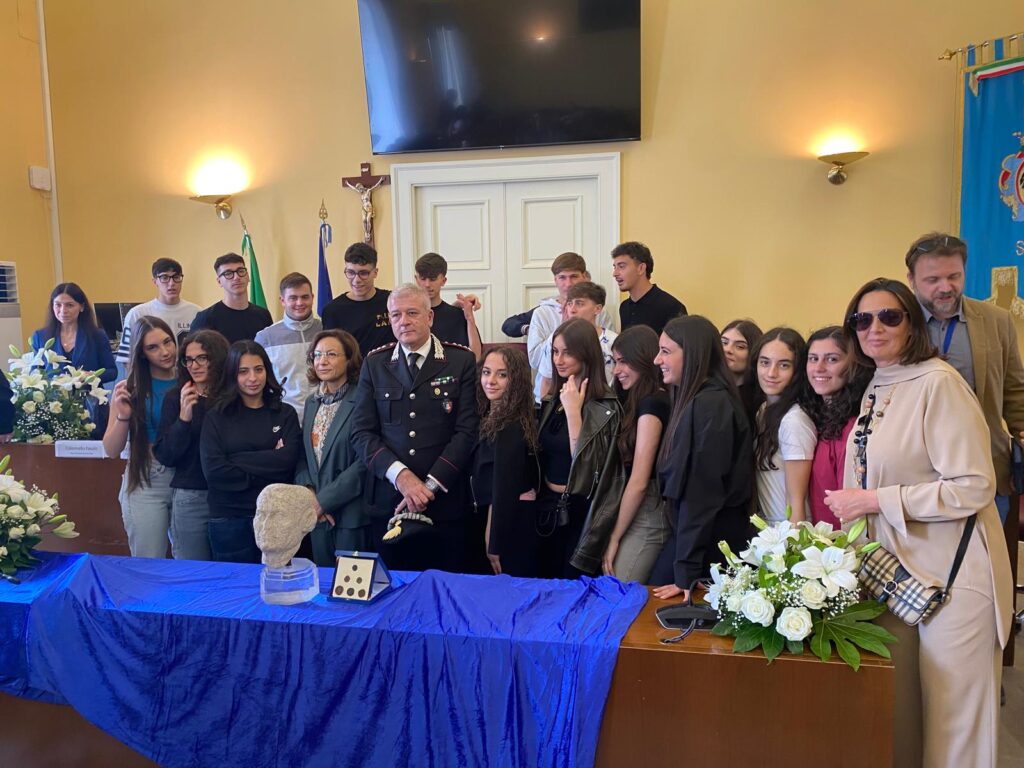 NOLA. Orgoglio e storia! Gli alunni del Carducci alla cerimonia di consegna del reperto archeologico