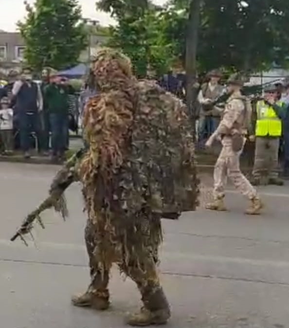 Dalla Ghillie Suit all’onore delle Penne Nere: il sergente Antonio Picciocchi alla 96ª Adunata Nazionale degli Alpini