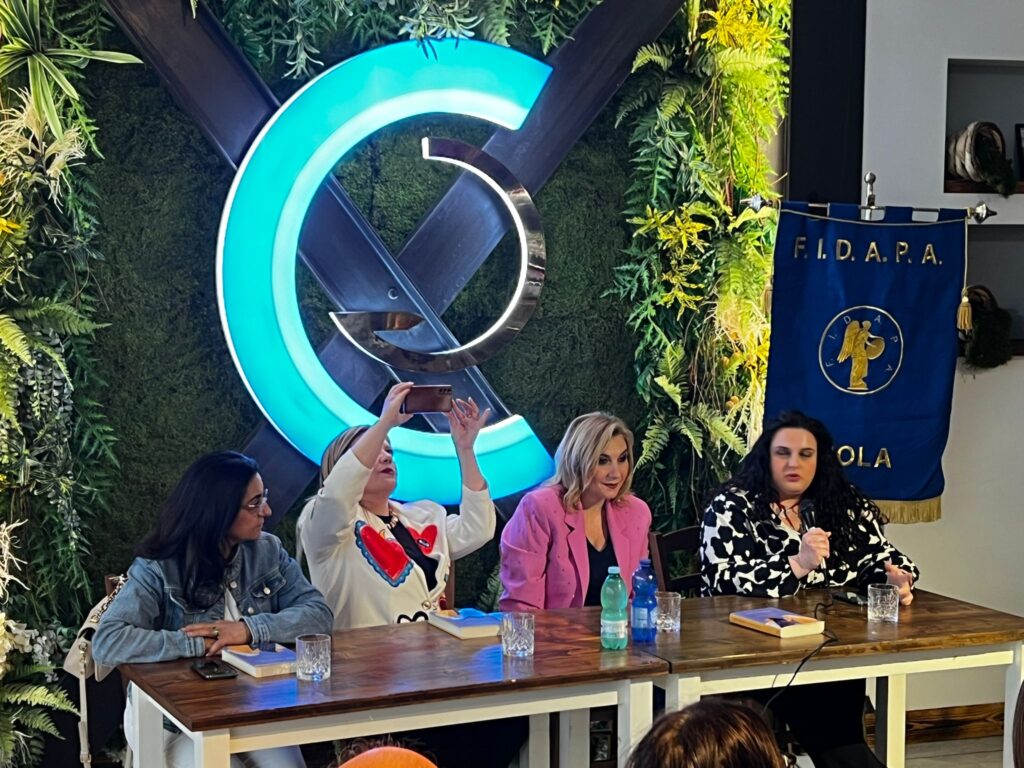 Avella. Successo per la presentazione di “A te vicino così dolce” di Serena Bortone. VIDEO