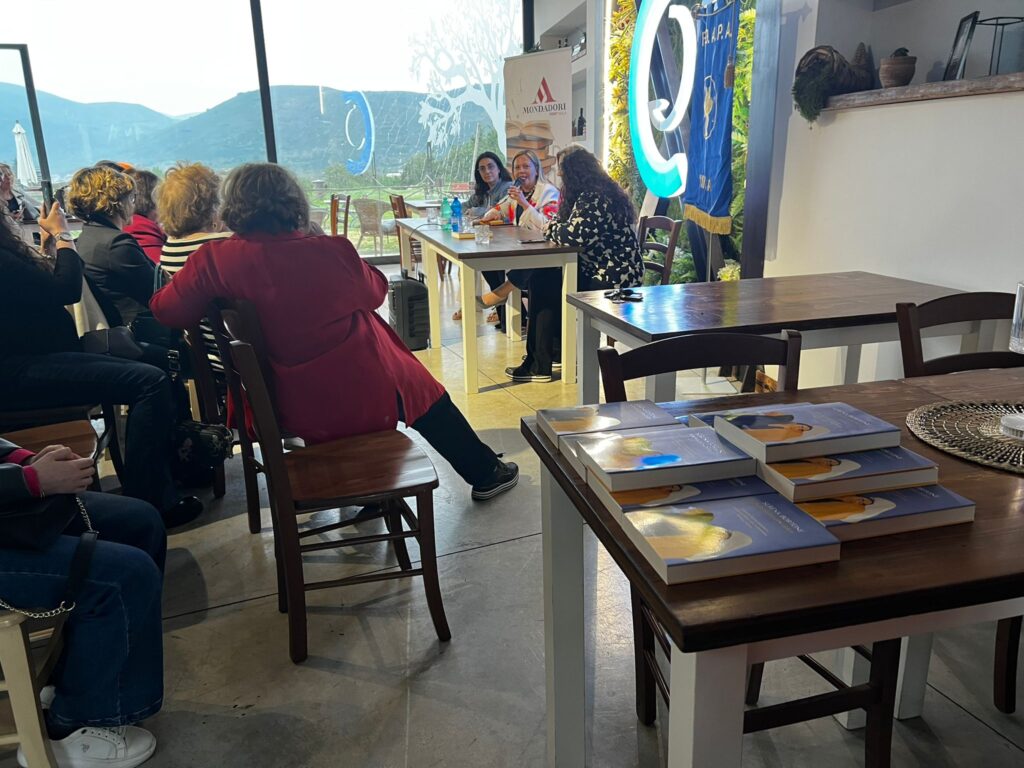 Avella. Successo per la presentazione di “A te vicino così dolce” di Serena Bortone. VIDEO