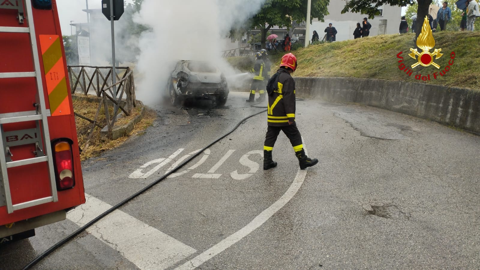 Caposele, auto prende fuoco in marcia: salve due donne e due bambini