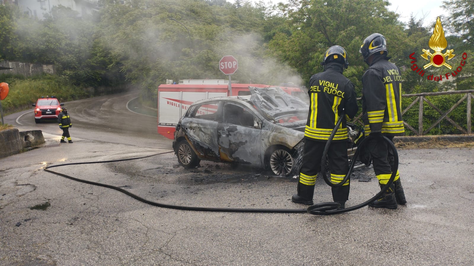 Caposele, auto prende fuoco in marcia: salve due donne e due bambini
