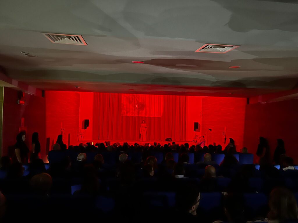 BAIANO. “Femmine”, il Dracotrà che emoziona: applausi e grande pubblico per Francesca Grassi e Maria Daniela Pace. VIDEO