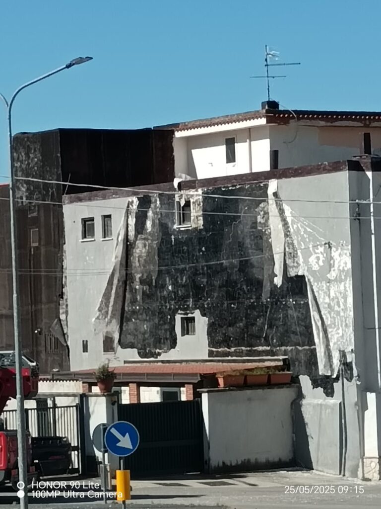 Intervento dei Vigili del Fuoco ad Avella: il vento scoperchia una parete, paura in via Mulino