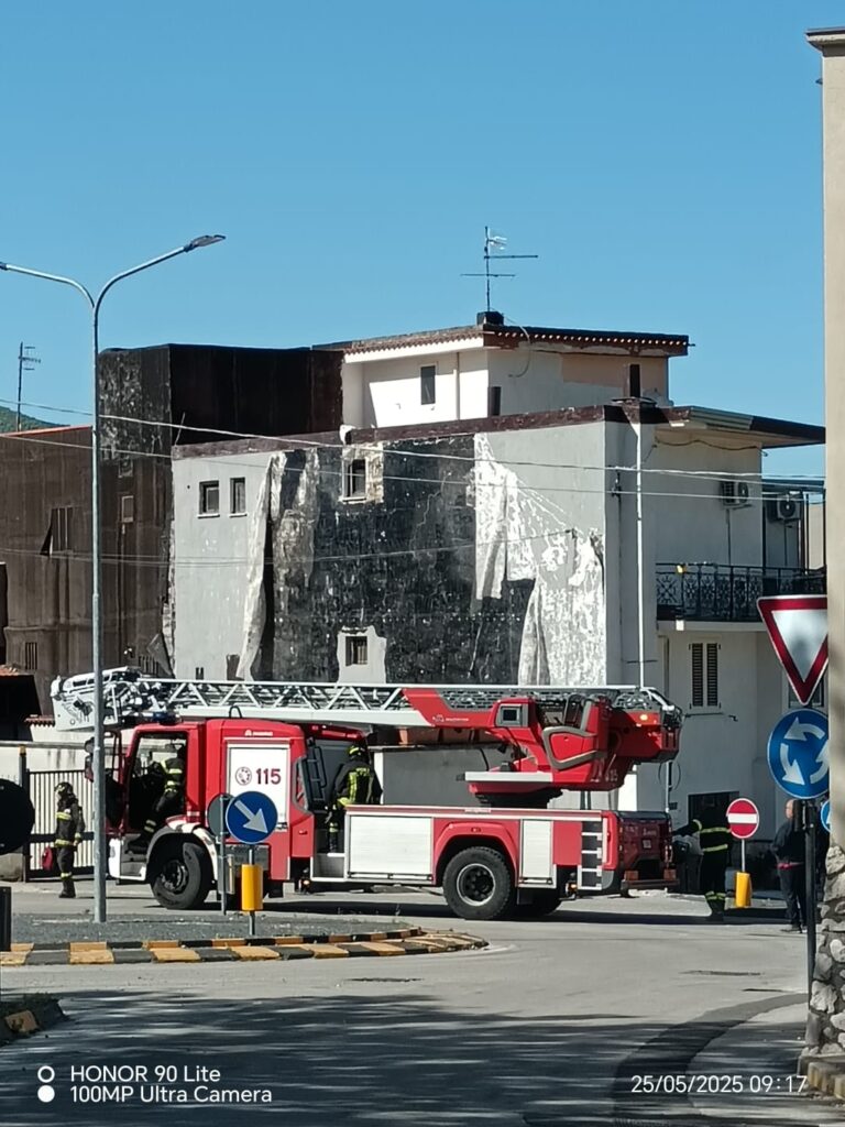 Intervento dei Vigili del Fuoco ad Avella: il vento scoperchia una parete, paura in via Mulino