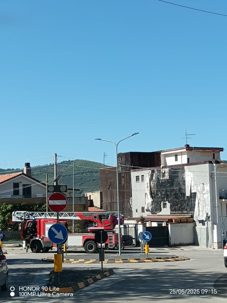 Intervento dei Vigili del Fuoco ad Avella: il vento scoperchia una parete, paura in via Mulino