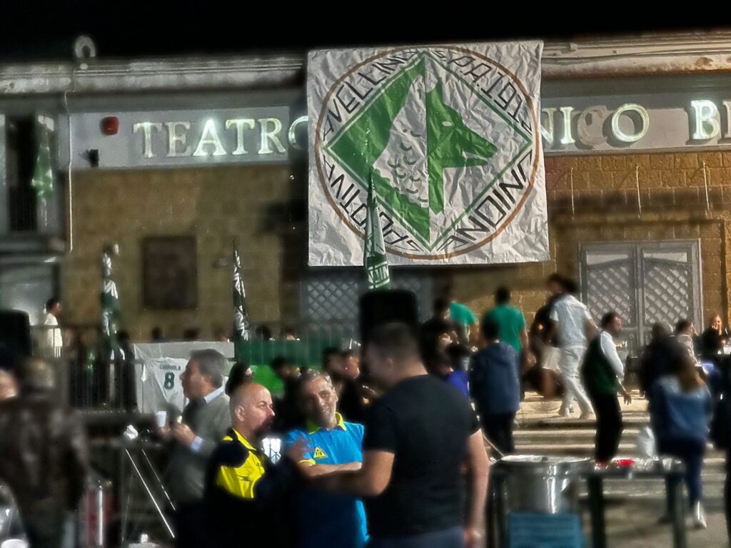 Avella in festa per l’US Avellino: Piazza Convento biancoverde tra cori, balli e convivialità