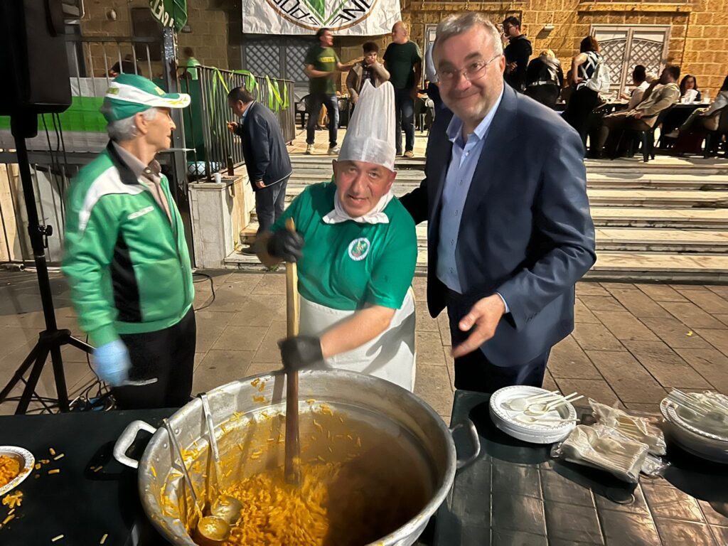 Avella in festa per l’US Avellino: Piazza Convento biancoverde tra cori, balli e convivialità