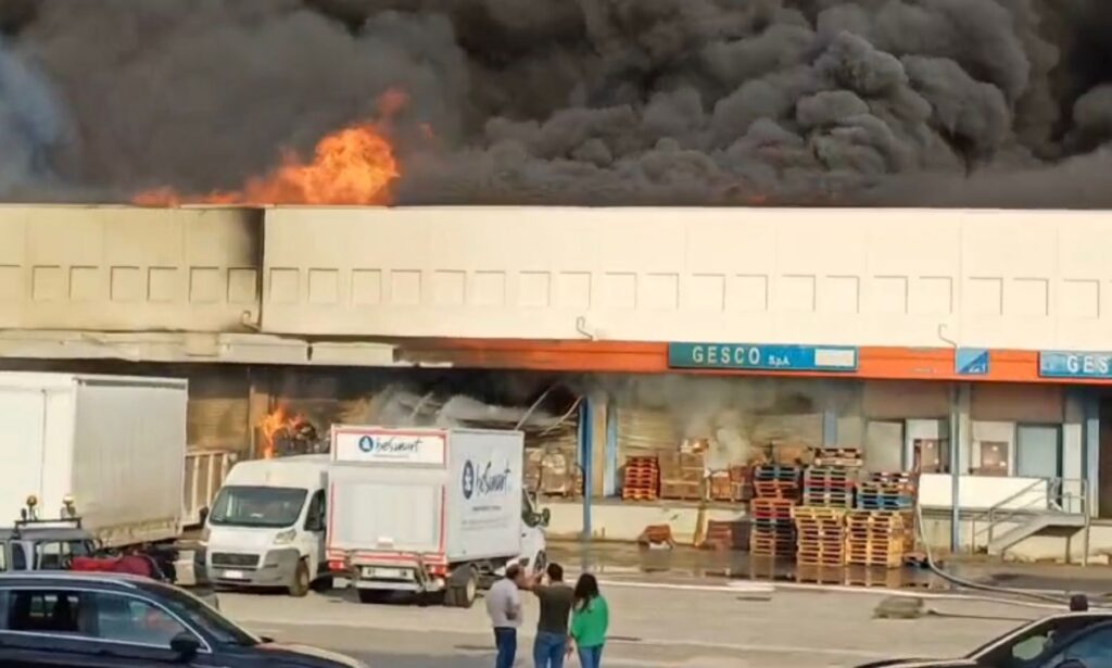 Grosso incendio al CIS di Nola: si teme per la qualità dell’aria