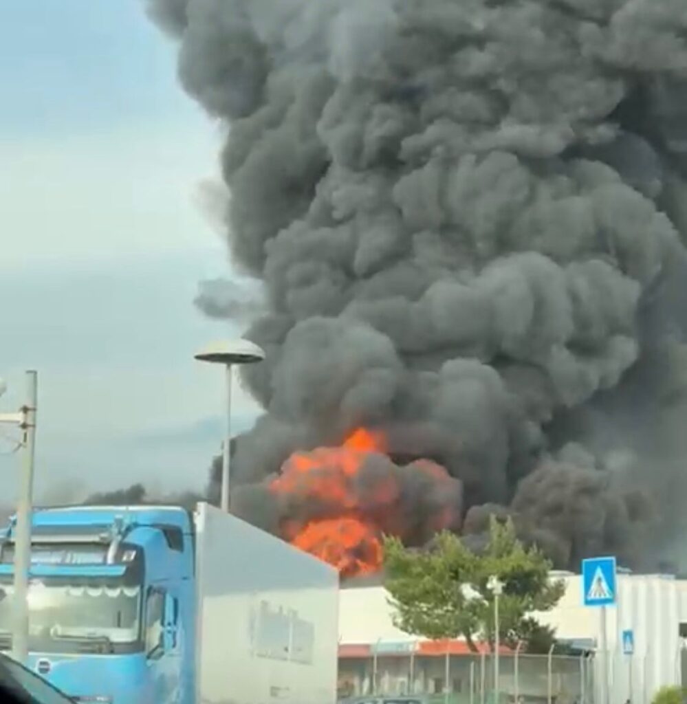 Grosso incendio al CIS di Nola: si teme per la qualità dell’aria