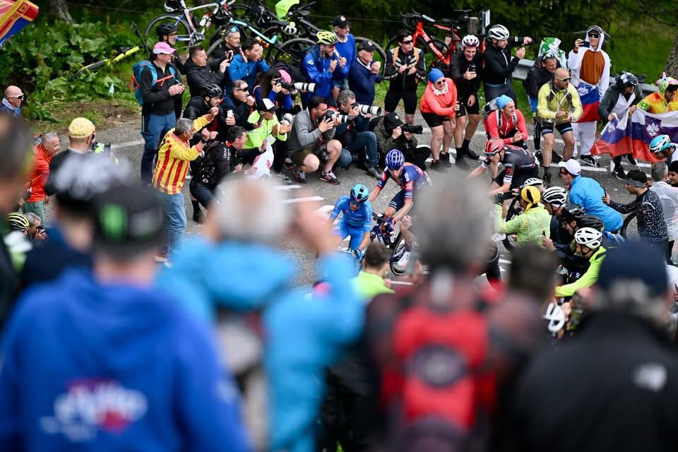 Giro d’Italia, Del Toro trionfa a Bormio e blinda la Maglia Rosa: show nel tappone alpino