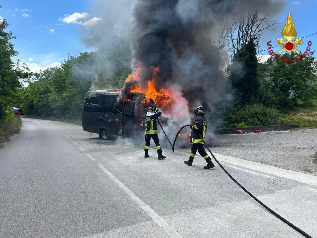 Melito Irpino, autobus in fiamme sulla Provinciale 283: intervento dei Vigili del Fuoco, nessun ferito