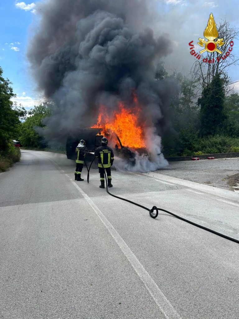 Melito Irpino, autobus in fiamme sulla Provinciale 283: intervento dei Vigili del Fuoco, nessun ferito
