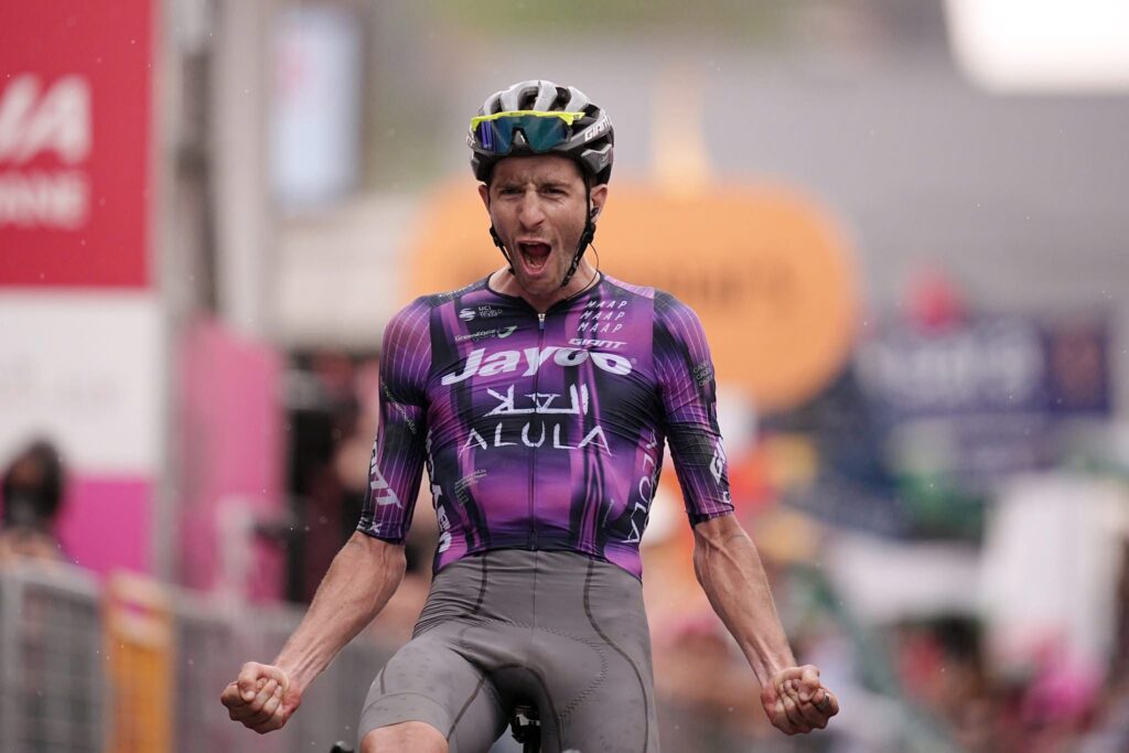 L’impresa di una vita: Yates doma le Alpi, piega Del Toro sul Colle delle Finestre e scrive la storia del Giro d’Italia