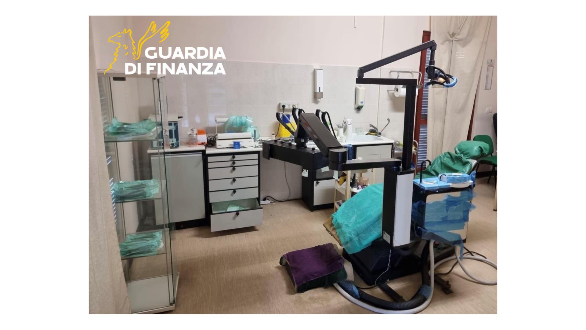 Finti dentisti tra Castel Volturno e Bagnoli: la Guardia di Finanza chiude due studi abusivi