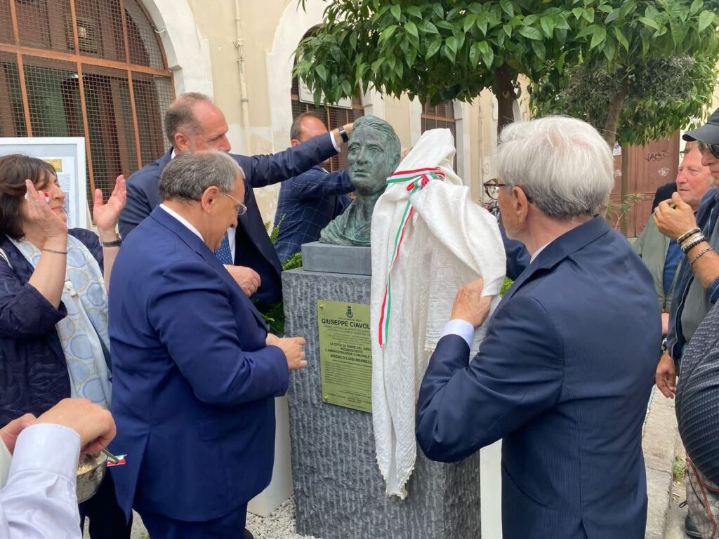 Torre del Greco, omaggio al preside Giuseppe Ciavolino: scoperto il busto al liceo artistico con la presenza del prefetto Di Bari
