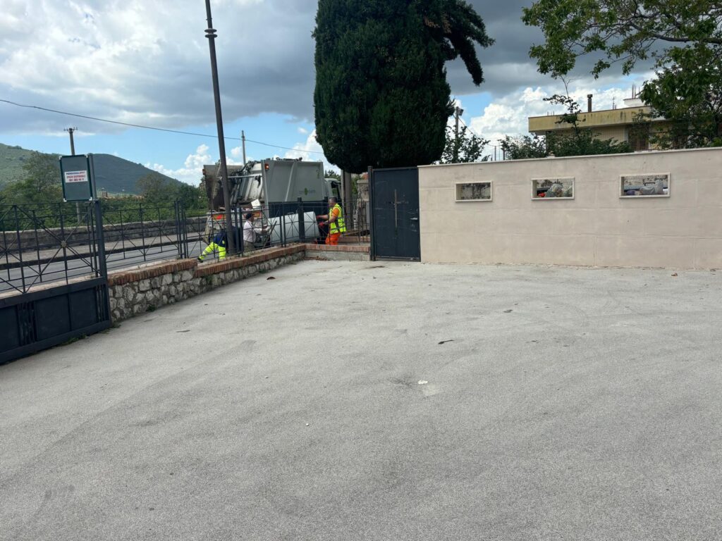 Pulizia straordinaria a Mugnano, l’assessore Litto:  «Chi sporca danneggia tutti».(Foto)