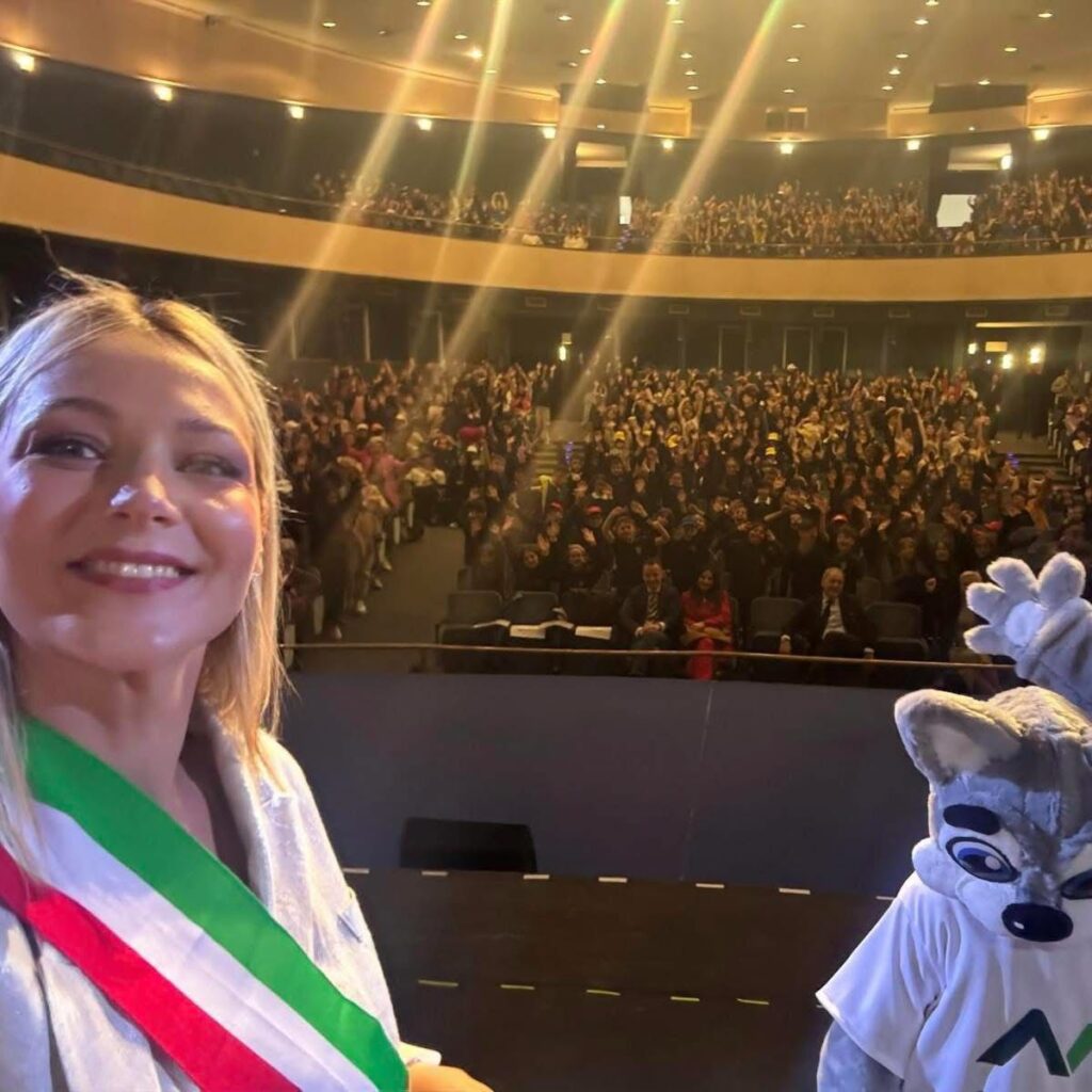 Al Gesualdo una lezione di ecologia per i più piccoli Con Record e Recordina e gli alunni delle scuole primarie, il teatro si riempie di entusiasmo e sostenibilità