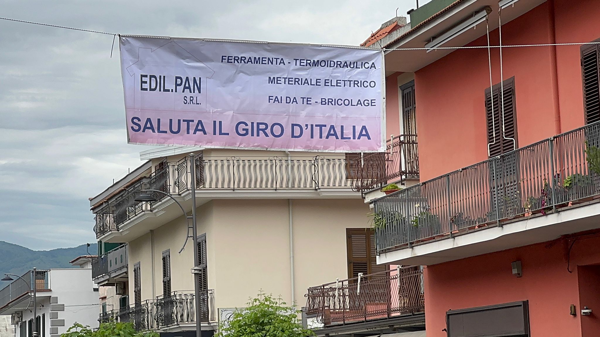 Il Giro chiama: Mugnano del Cardinale risponde in rosa (foto e video)