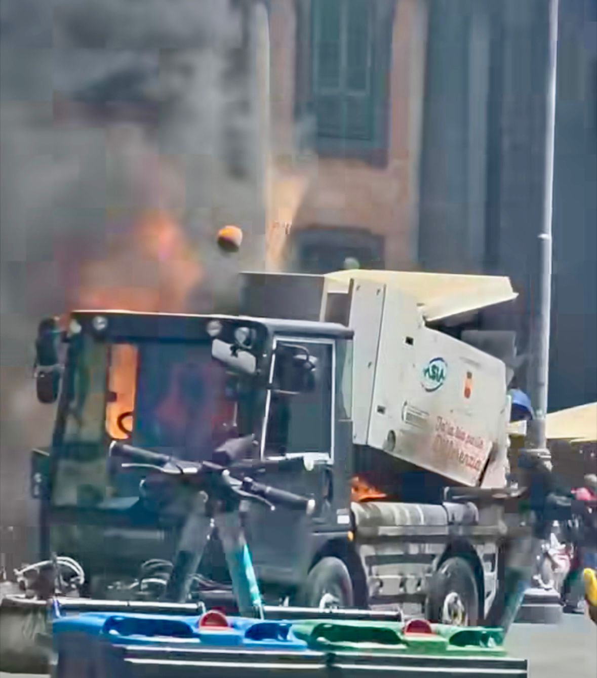 Fiamme in piazza Dante: prende fuoco una spazzatrice dell’Asia, attimi di paura nel cuore di Napoli