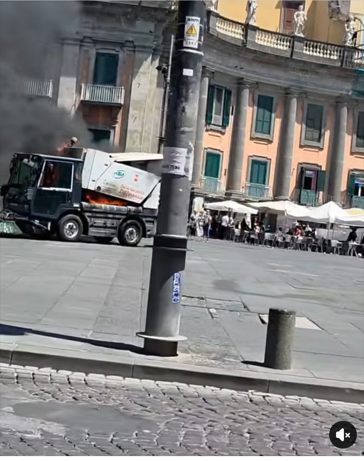 Fiamme in piazza Dante: prende fuoco una spazzatrice dell’Asia, attimi di paura nel cuore di Napoli