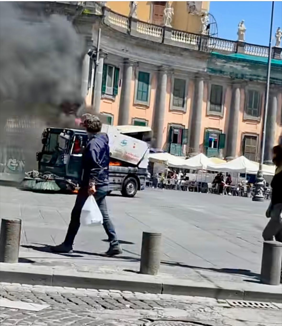 Fiamme in piazza Dante: prende fuoco una spazzatrice dell’Asia, attimi di paura nel cuore di Napoli