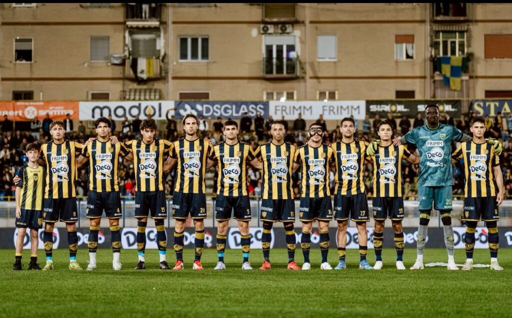 Juve Stabia in paradiso, Sampdoria all’inferno: Vespe ai playoff, blucerchiati in Serie C Juve Stabia in paradiso, Sampdoria all’inferno: Vespe ai playoff, blucerchiati in Serie C