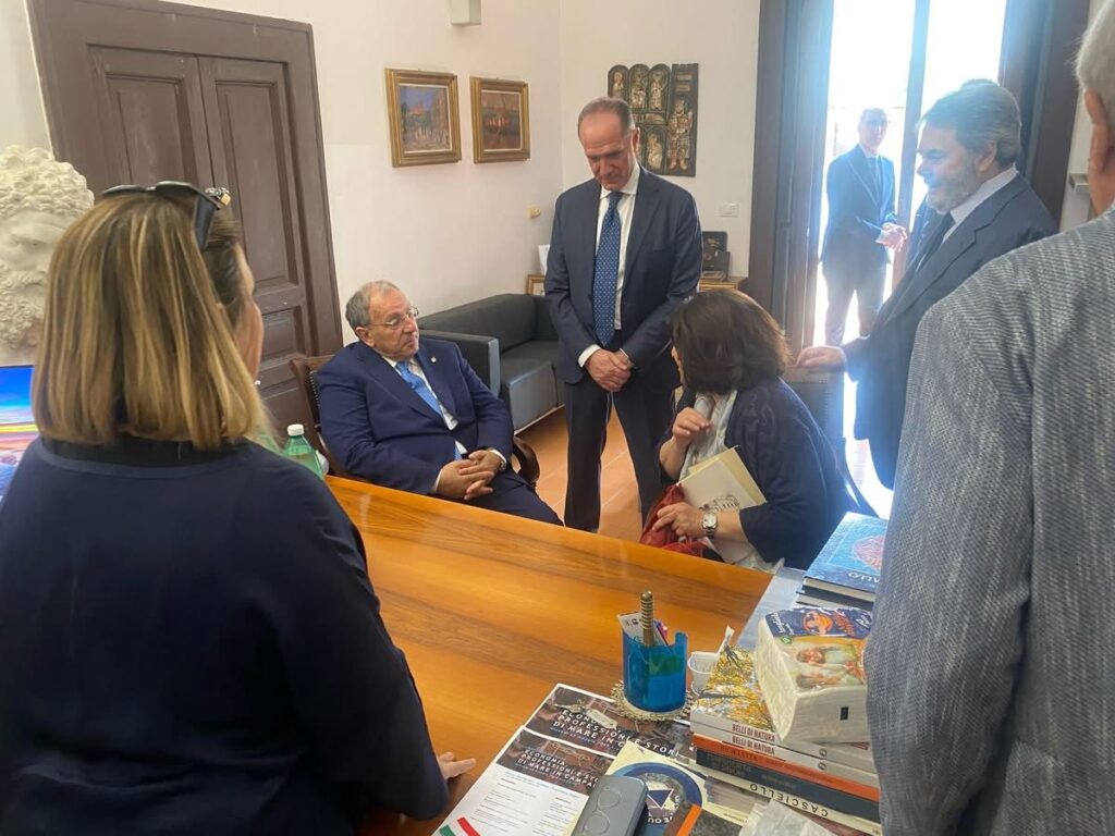 Torre del Greco, omaggio al preside Giuseppe Ciavolino: scoperto il busto al liceo artistico con la presenza del prefetto Di Bari